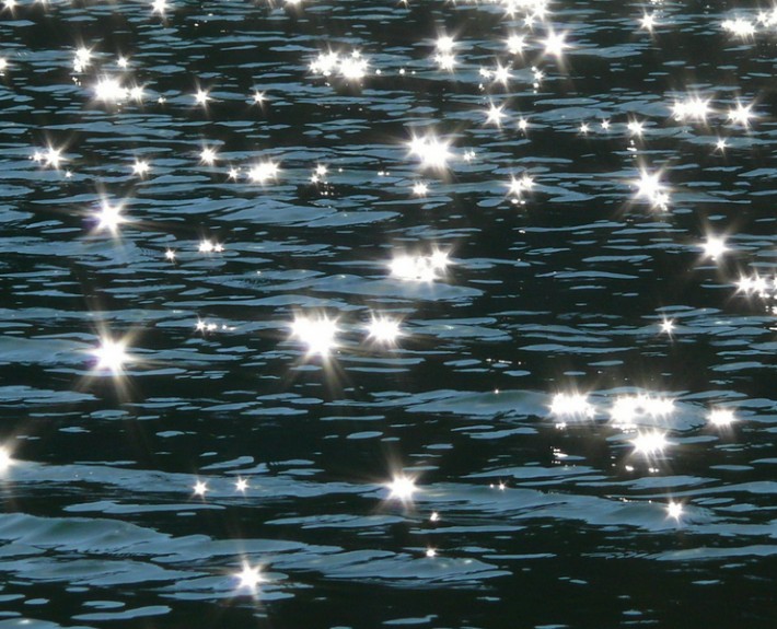 brillos en el agua